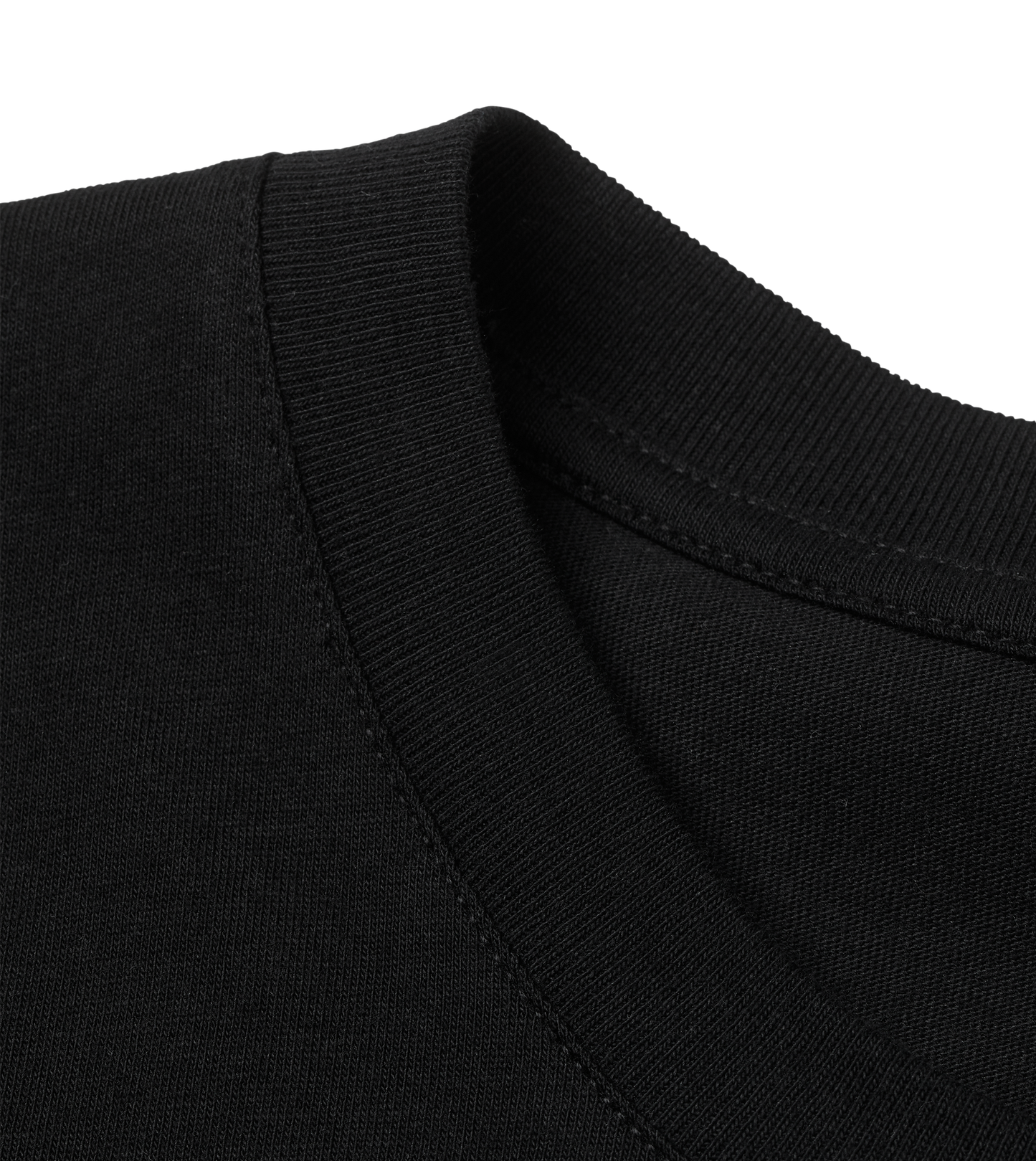 Black-on-black-tisha med logga fram